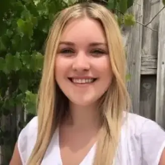 Woman sharing her experience with AquaBurn